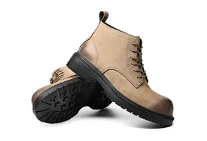 Detailansicht der Herren Martin Boots mit dicker Sohle aus khakifarbenem Wildleder