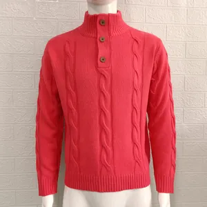 Dettaglio di un maglione rosso da uomo a treccia con collo alto e tre bottoni in legno