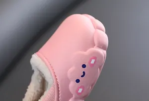 Dettaglio di pantofola rosa impermeabile per bambini con calda fodera in peluche