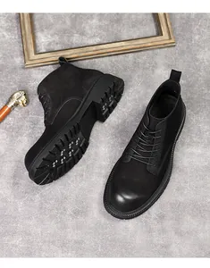 Nahaufnahme schwarzer Herren-Schnürstiefel aus Leder mit dicker Sohle und runder Kappe.
