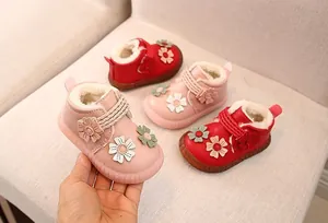 Detailansicht warmer Winter-Schneestiefel für Babys mit weicher Sohle und Blumenakzenten