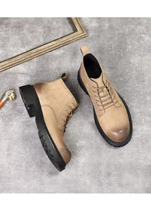 Vintage polierte braune Martin-Stiefel für Herren mit dicken Gummisohlen und runden Kappen
