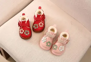 Weiche fleecegefütterte Winterstiefel für Babys in Pink und Rot mit Blumenapplikationen