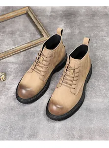 Detailansicht der braunen Herren-Arbeitsstiefel im Vintage-Look mit dicker Sohle