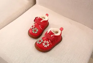 Rote Baby-Mädchen Winterstiefel mit Blumenapplikationen und warmem Kunstfellfutter