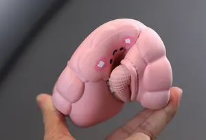 Dettaglio delle pantofole in cotone per bambini rosa, morbide e a forma di nuvola.