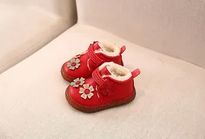 Rote Baby-Mädchen Winterschuhe mit Blumenmuster und warmem Plüschfutter in Detailansicht
