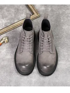 Draufsicht auf graue Herren Martin Boots aus Nubukleder mit robuster dicker Sohle