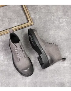 Detail grauer Herren-Martin-Stiefel mit dicker Sohle, Nähten und Sohlendetails.