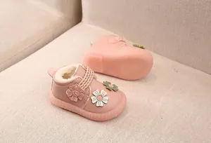 Detailansicht pinkfarbener Baby-Schneestiefel mit Blumen und warmem Fleecefutter