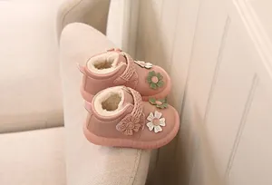Detailansicht von rosa Babystiefeln mit Blumen und warmem Fleecefutter für Kleinkinder