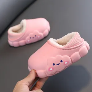 Pantofole rosa per bambini con calda fodera in peluche e design a nuvola