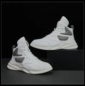 Baskets montantes en cuir blanc pour homme avec panneaux gris perforés et semelles épaisses.