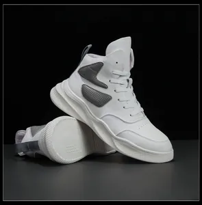 Vue détaillée des baskets montantes en cuir blanc de qualité avec touches gris mesh.