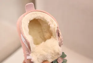 Makroaufnahme des weichen, dicken Kunstfellfutters von rosa Kleinkinderstiefeln.