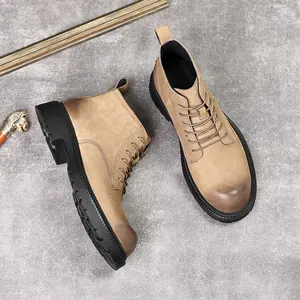 Stilvolle Herren-Schnürstiefel mit dicker Sohle aus braunem Leder, modischer Arbeitslook.
