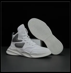 Baskets montantes en cuir blanc pour hommes avec détails gris et semelles épaisses.