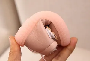 Flexible rosa Winter-Babyschuhe für Mädchen mit weicher, biegsamer Gummisohle Detail