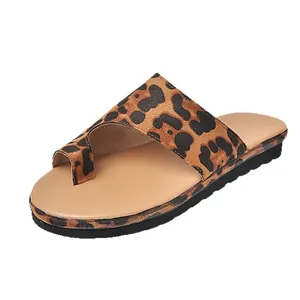 Stilvolle Leopard-Print Zehentrenner-Sandalen mit dicker schwarzer Sohle auf weißem Grund
