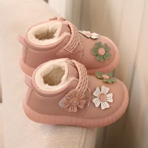 Warme rosa Schneestiefel für Kleinkindmädchen mit süßen Blumen und weichen Sohlen.