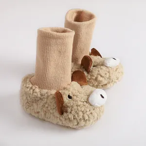 Primer plano de adorables botas de bebé con diseño de oveja y textura muy suave