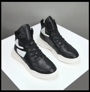 Baskets montantes en cuir noir pour hommes avec détails blancs perforés et semelles épaisses.