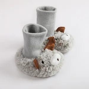 Primer plano de lindas botas de invierno para bebé de peluche gris con puños de punto