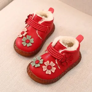 Süße rote Winterstiefel für Babymädchen mit Blumenakzenten und warmem weißem Kunstfellfutter