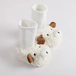 Botas de bebé de felpa suave con diseño de oveja de dibujos animados para invierno
