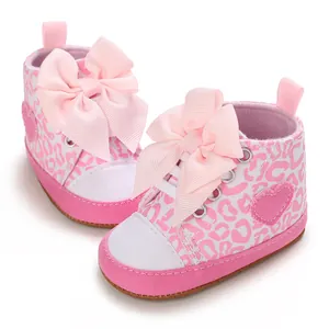 Detailansicht rosa Leopardenmuster Babyschuhe für Mädchen mit großer Schleife