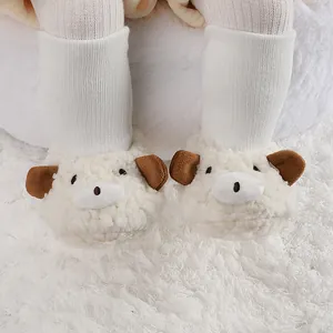 Primer plano detallado de botas de bebé de peluche de oveja blanca con calcetines.