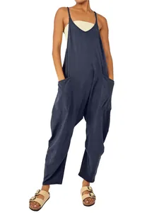 Detailansicht eines dunkelblauen, ärmellosen V-Ausschnitt-Overalls mit großen Seitentaschen.