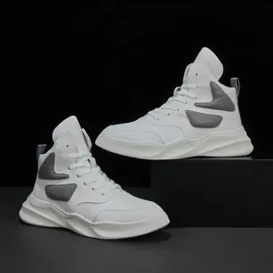 Baskets montantes en cuir blanc pour hommes avec empiècements en mesh gris et semelles épaisses.
