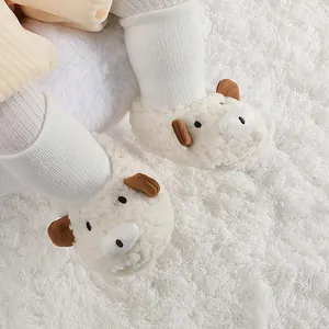 Primer plano de adorables botas de paseo para bebé con forma de oveja en forro polar.