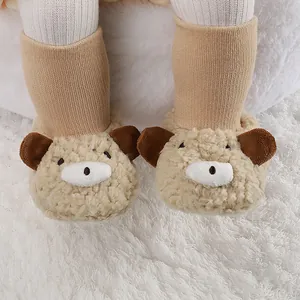 Vista detallada de zapatos de felpa para bebé con diseño de orejas de oso marrón.