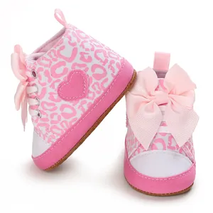 Detailansicht rosa Leoparden-Baby-Lauflernschuhe für Mädchen mit großer Schleife.
