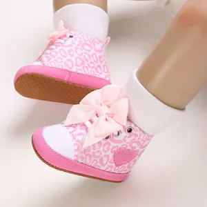 Detail von rosa Leopard-Babyschuhen für Mädchen mit Schleife und weicher Anti-Rutsch-Sohle