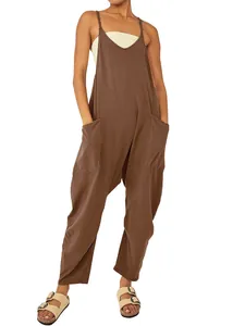 Detaillierte Ganzkörperansicht eines braunen Overalls mit V-Ausschnitt und Taschen.