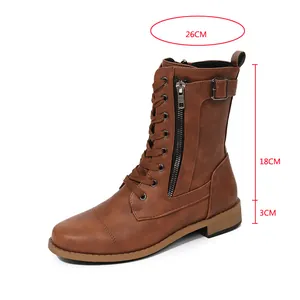 Vista dettagliata dello stivale marrone con altezza gambale 18 cm e tacco di 3 cm.