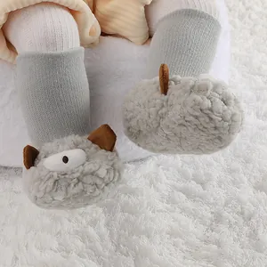 Primer plano de adorables botas de lana gris para bebé con detalles de orejas suaves y calcetines