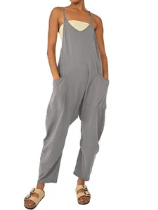 Vorderansicht grauer ärmelloser Jumpsuit mit V-Ausschnitt und großen Taschen