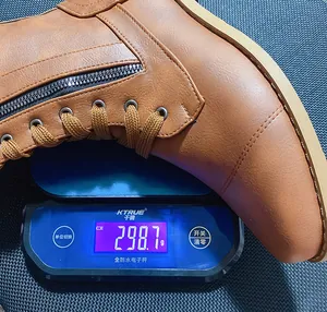 Primo piano dettagliato di uno stivale marrone leggero da donna pesante 298,7 g su bilancia