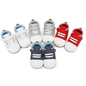 Auswahl an bunten Baby-Lauflernschuhen aus Segeltuch für Kleinkinder von 0-1 Jahr.