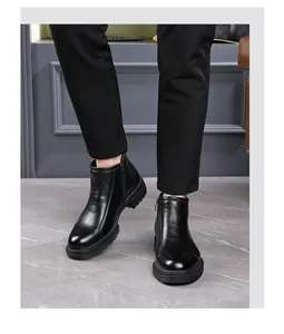 Detalle de botas Chelsea de cuero negro para hombre con forro cálido y cremallera