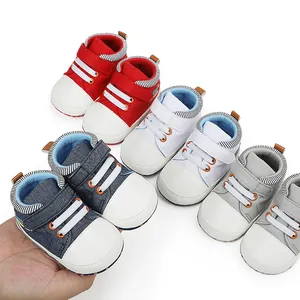 Nahaufnahme von bunten Canvas-Lauflernschuhen für Babys im Alter von 0 bis 1 Jahr