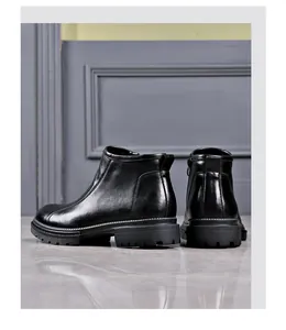 Detalle de botines Chelsea para hombre en cuero negro con cremallera lateral.