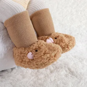 Détail macro de bottes de bébé en peluche avec nœuds roses pour l'hiver