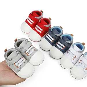 Präsentation von bunten Baby-Lauflernschuhen mit weicher Sohle in verschiedenen Farben