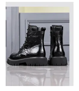 Achter- en zijaanzicht van zwarte leren Martin boots met rits en reliëfstructuur