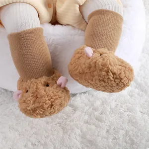 Gros plan de bottes d'hiver en polaire pour bébé avec oreilles de mouton mignonnes et douces